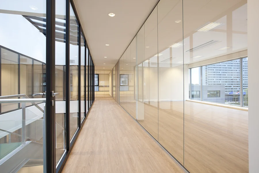 Lichte, moderne kantoorruimte aan de De Boelelaan met glazen wanden en houten vloer.